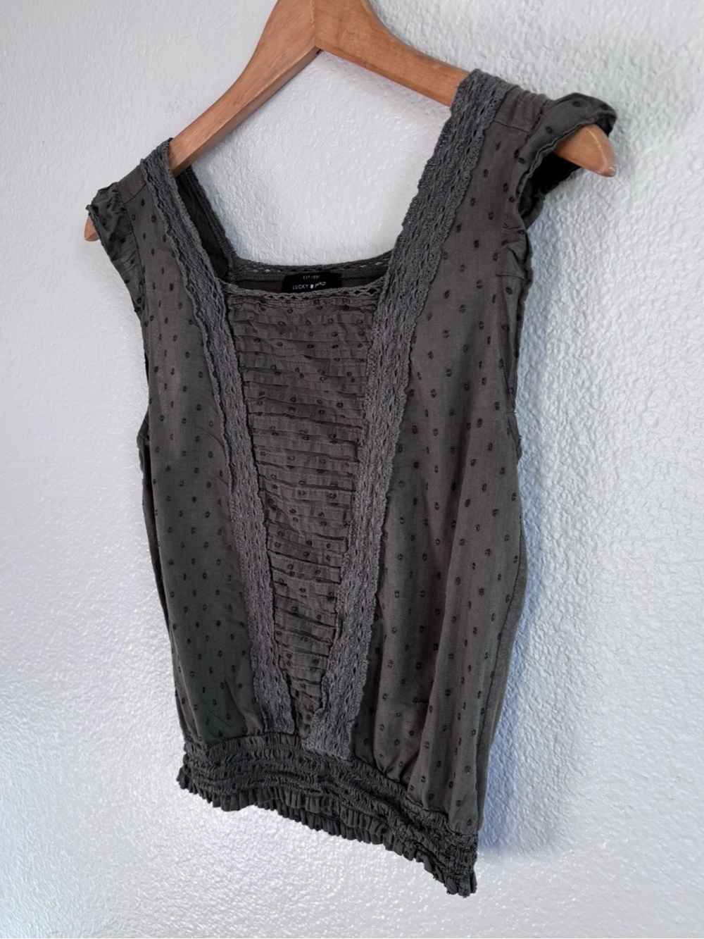 Lucky Brand Charcoal Grey Swiss Dot Smocked Waist Lace Inset Peasant Blouse XS - Picture 3 of 6